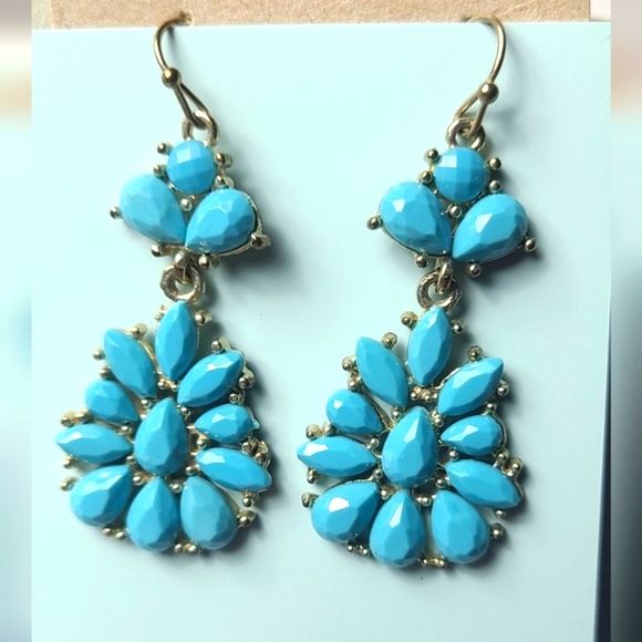 Avon  fuax Turquoise Floral Drop Earrings - Picture 2 of 16